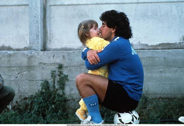 DIEGO MARADONA plays with his daughter during a break in training at Napoli, 890.  ActionPlus894 ACTIONxPLUSxsportsximages