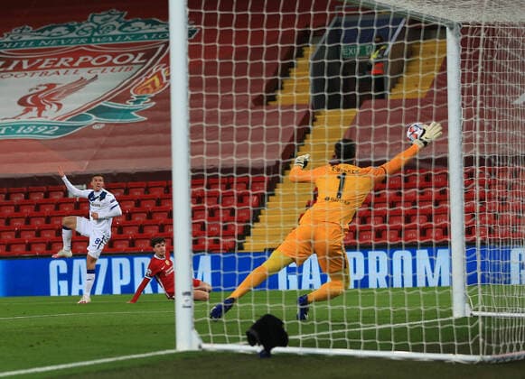 Bilder des Jahres 2020, Sport 11 November Sport Themen der Woche KW48 Sport Bilder des Tages 25th November 2020; Anfield, Liverpool, Merseyside, England; UEFA Champions League Football, Liverpool versus Atalanta; Liverpool goalkeeper Alisson saves a shot from Robin Gosens of Atalanta at his near post  ActionPlus12249226 DavidxBlunsden