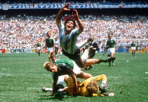 Fussball, WM 1986 in Mexiko, Finale Deutschland - Argentinien, 2:3, 29.06.1986 Diego MARADONA (ARG, ob.) fliegt ueber Karlheinz FOERSTER (Deutschland, mi.) und Torwart Harald SCHUMACHER (Deutschland) Neg.: 78331 FOTO: WEREK Pressebildagentur xxNOxMODELxRELEASExx *** Soccer, World Cup 1986 in Mexico, Final Germany Argentina, 2 3, 29 06 1986 Diego MARADONA ARG, ob flies over Karlheinz FOERSTER Germany, mi and goalkeeper Harald SCHUMACHER Germany Neg 78331 FOTO WEREK press photo agency xxNOxMODELxRELEASExx