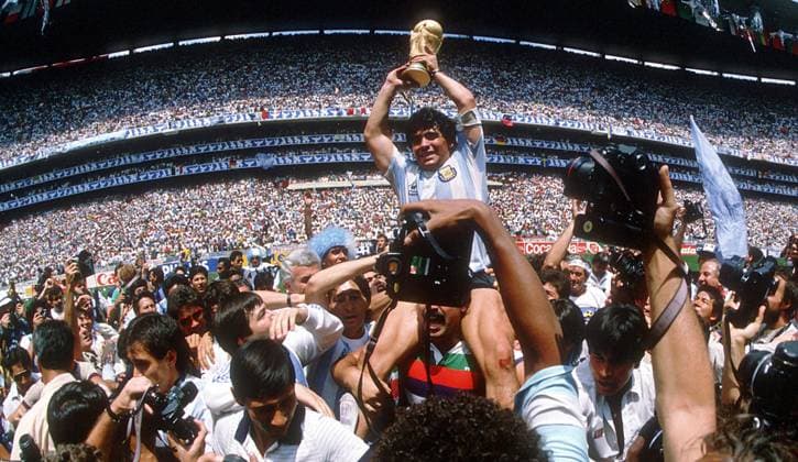 Fussball, WM 1986 in Mexiko, Finale Deutschland - Argentinien, 2:3, 29.06.1986 JUBEL Argentinien; Diego MARADONA laesst sich mit dem Pokal feiern. Neg.: 78371 FOTO: WEREK Pressebildagentur xxNOxMODELxRELEASExx *** Football, World Cup 1986 in Mexico, Final Germany Argentina, 2 3, 29 06 1986 CHEERING Argentina Diego MARADONA is celebrated with the cup Neg 78371 FOTO WEREK Press Photo Agency xxNOxMODELxRELEASExx