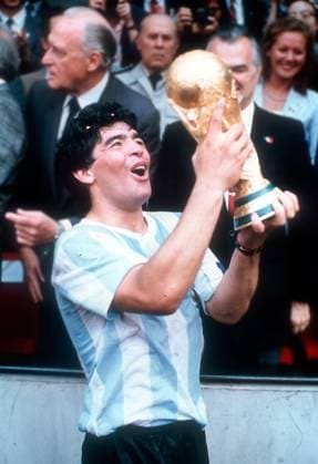Fussball, WM 1986 in Mexiko, Finale Deutschland - Argentinien, 2:3, 29.06.1986 JUBEL Argentinien; Diego MARADONA mit dem WM-Pokal FOTO: WEREK Pressebildagentur xxNOxMODELxRELEASExx *** Soccer, World Cup 1986 in Mexico, Final Germany Argentina, 2 3, 29 06 1986 CHEERING Argentina Diego MARADONA with the World Cup trophy FOTO WEREK press photo agency xxNOxMODELxRELEASExx