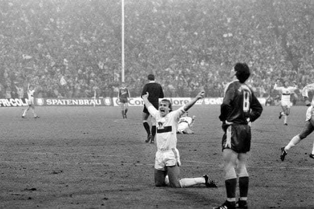 15.11.88 FC Bayern München - VfB Stuttgart Deutschland, München, 15.11.1988, Fussball, Bundesliga, FC Bayern München - VfB Stuttgart (3:3): Jürgen Klinsmann (VfB Stuttgart).