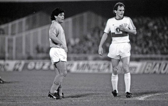 03.05.89 SSC Neapel - VfB Stuttgart Italien, Neapel, 03.05.1989, Fussball, UEFA Cup Finale, Hinspiel, SSC Neapel - VfB Stuttgart (2:1): v.l. Diego Maradona (SSC Neapel), Jürgen Hartmann (VfB Stuttgart). *** 03 05 89 SSC Naples VfB Stuttgart Italy, Naples, 03 05 1989, football, UEFA Cup final, first leg, SSC Naples VfB Stuttgart 2 1 v l Diego Maradona SSC Naples , Jürgen Hartmann VfB Stuttgart