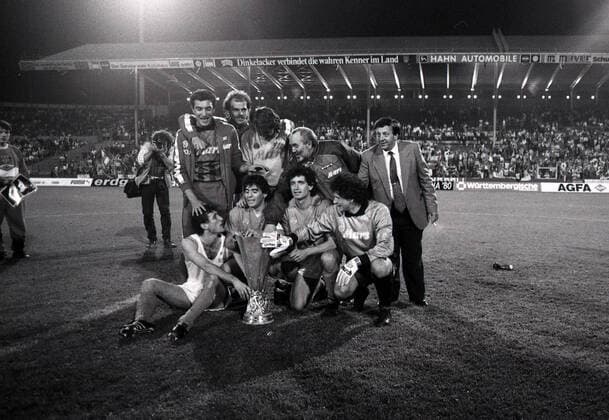 17.05.89 VfB Stuttgart - SSC Neapel Deutschland, Stuttgart, 17.05.1989, Fussball, UEFA Cup Finale, Rückspiel, VfB Stuttgart - SSC Neapel (3:3): Diego Maradona (SSC Neapel) mit dem UEFA Pokal. *** 17 05 89 VfB Stuttgart SSC Naples Germany, Stuttgart, 17 05 1989, football, UEFA Cup final, second leg, VfB Stuttgart SSC Naples 3 3 Diego Maradona SSC Naples with the UEFA Cup