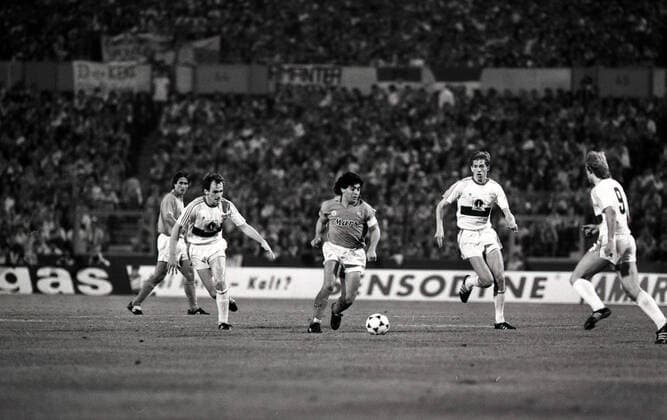 17.05.89 VfB Stuttgart - SSC Neapel Deutschland, Stuttgart, 17.05.1989, Fussball, UEFA Cup Finale, Rückspiel, VfB Stuttgart - SSC Neapel (3:3): v.l. Diego Maradona (SSC Neapel), Srecko Katanec (VfB Stuttgart). *** 17 05 89 VfB Stuttgart SSC Naples Germany, Stuttgart, 17 05 1989, football, UEFA Cup final, second leg, VfB Stuttgart SSC Naples 3 3 v l Diego Maradona SSC Naples , Srecko Katanec VfB Stuttgart