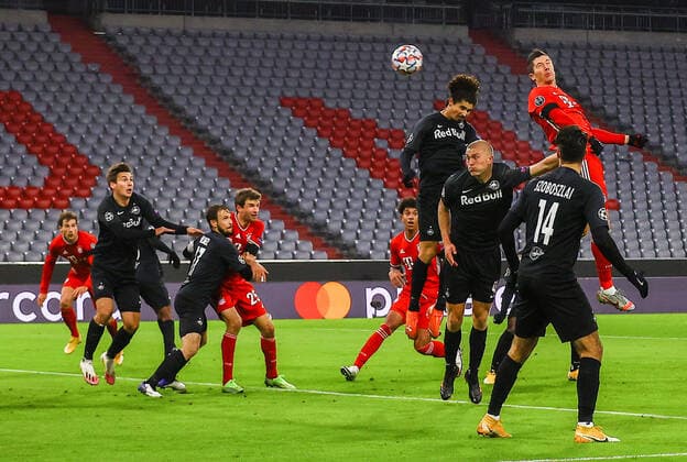 (201126) -- MUNICH, Nov. 26, 2020 -- Robert Lewandowski (Top, R) of Bayern Munich takes a header during a UEFA Champions League group A match between FC Bayern Munich of Germany and RB Salzburg of Austria in Munich, Germany, Nov. 25, 2020. (Photo by Philippe Ruiz Xinhua) (SP)GERMANY-MUNICH-FOOTBALL-UEFA CHAMPIONS LEAGUE-BAYERN MUNICH VS RB SALZBURG FeixLipu¡¤luyizi 
