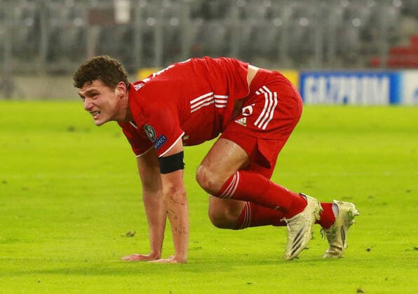 Benjamin Pavard, FCB, am Boden Fussball, Champions League, FC Bayern München - FC Salzburg 25.11.2020 FOTO: Mladen Lackovic LakoPress