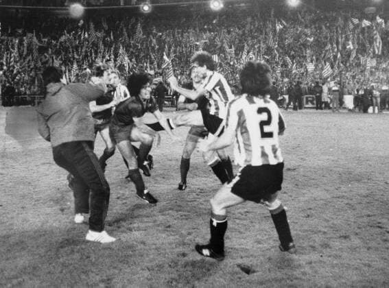 DURISIMA ENTRADA DE GOICOECHEA A MARADONA EN LA FINAL DE LA COPA DEL REY, ENTRE EL BARCELONA Y EL ATHLETIC DE BILBAO MAYO 1984 - 20050607 