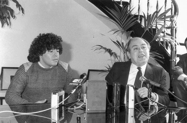 El presidente del la Generalitat catalana (d) durante una rueda de prensa, junto al gran futbolista argentino (i). 