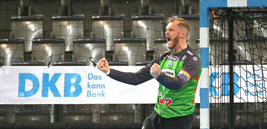26.11.2020, Deutschland, Stuttgart, Handball 1. Bundesliga Saison 2020 2021, TVB 1898 Stuttgart vs. HSG Nordhorn-Lingen: Johannes Bitter (TVB) jubelt, Jubel