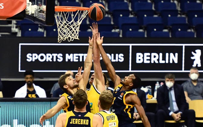 Bilder des Jahres 2020, Sport 11 November Sport Themen der Woche KW48 Sport Bilder des Tages Luke Sikma (ALBA), kämpft um den Ball gegen Errick McCollum (Moskau), Egor Vyaltsev (Moskau), ALBA Berlin - Khimki Moskau Basketball, Turkish Airlines Euroleague, Gruppenphase, Vorrunde, Herren, Männer, Maenner, men, Saison 2020 2021 Berlin, 26.11.2020 Mercedes-Benz Arena *** Luke Sikma ALBA , fighting for the ball against Errick McCollum Moscow , Egor Vyaltsev Moscow , ALBA Berlin Khimki Moscow Basketball, Turkish Airlines Euroleague, Group stage, Preliminary round, Men, Men, Men, Men, Season 2020 2021 Berlin, 26 11 2020 Mercedes Benz Arena