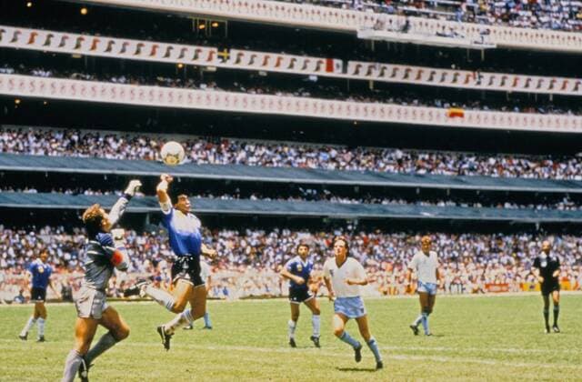 MEXICO-CITY. WK voetbal, kwartfinale Argentinie-Engeland ( 4 jaar na de Falklandoorkog ). Diego Maradona scoort met een handsbal,doelpunt wordt gioedgekeurd. Maradona zei later dat was de hand van God . Argentie wint met 2-0 ANPPHOTO ANP Mexico-city xVIxHollandsexHoogtex xxANPxIVx *** MEXICO CITY World Cup soccer, quarterfinals Argentina England 4 years after the Falkland Eye Diego Maradona scores with a handball,goal being fielded Maradona later said that was the hand of God Argence wins with 2 0 ANPPHOTO ANP Mexico city xVIxHollandxHoogtex xxANPxIVx 301889322