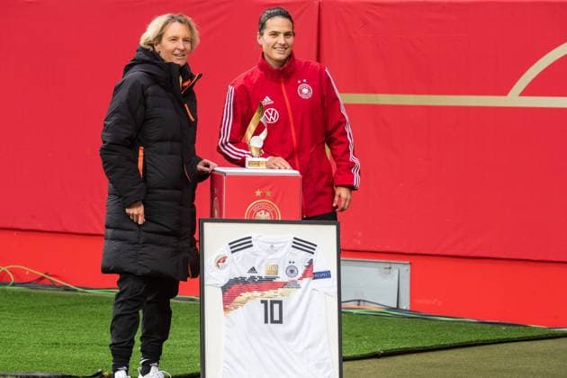 von links: Martina Voss-Tecklenburg (GER, Bundestrainerin, head coach) überreicht Dzsenifer Marozsan (GER, 10) eine Auszeichnung für ihr 100. Länderspiel, 27.11.2020, Ingolstadt (Deutschland), Fussball, Frauen Länderspiel, EM-Quali Deutschland - Griechenland, DFB DFL REGULATIONS PROHIBIT ANY USE OF PHOTOGRAPHS AS IMAGE SEQUENCES AND OR QUASI-VIDEO.