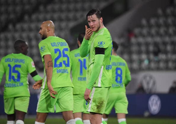 Bilder des Jahres 2020, Sport 11 November Sport Themen der Woche KW48 Handkuss in die Kamera, Wout Weghorst (VfL Wolfsburg) nach dem 3:2 27.11.2020, Fussball GER, Saison 2020 2021, 1. Bundesliga, 9. Spieltag, VfL Wolfsburg - SV Werder Bremen, , Foto: TEAM2sportphoto ***DFL regulations prohibit any use of photographs as image sequences and or quasi-video.*** Wolfsburg Niedersachsen Deutschland *** Hand kiss into the camera, Wout Weghorst VfL Wolfsburg after the 3 2 27 11 2020, Football GER, Season 2020 2021, 1 Bundesliga, 9 Matchday, VfL Wolfsburg SV Werder Bremen, , Foto TEAM2sportphoto DFL regulations prohibit any use of photographs as image sequences and or quasi video Wolfsburg Niedersachsen Germany Team2