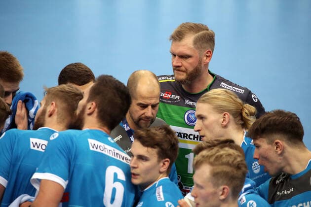 26.11.20 TVB Stuttgart - HSG Nordhorn-Lingen Deutschland, Stuttgart, 26.11.2020, Handball, DKB Bundesliga, Saison 2020 2021, TVB Stuttgart - HSG Nordhorn-Lingen: v.l. Jürgen Schweikardt (Trainer TVB Stuttgart), Johannes Bitter (TVB Stuttgart).