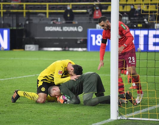 1. BUNDESLIGA BORUSSIA DORTMUND - 1. FC KOELN v.li., Mats Hummels (Borussia Dortmund), Torwart Timo Horn (1.FC Koeln), Ellyes Skhiri (1.FC Koeln) 28.11.2020, Fussball GER, Saison 2020 2021, 1. Bundesliga, 9. Spieltag, Borussia Dortmund - 1. FC Köln, Foto: Maik Hölter TEAM2sportphoto Pool ***DFL regulations prohibit any use of photographs as image sequences and or quasi-video.*** EDITORIAL USE ONLY Dortmund Signal Iduna Park Nordrhein Westfalen Deutschland *** 1 BUNDESLIGA BORUSSIA DORTMUND 1 FC KOELN v li , Mats Hummels Borussia Dortmund , Goalkeeper Timo Horn 1 FC Koeln , Ellyes Skhiri 1 FC Koeln 28 11 2020, Fussball GER, Saison 2020 2021, 1 Bundesliga, 9 Matchday, Borussia Dortmund 1 FC Köln, Foto Maik Hölter TEAM2sportphoto Pool DFL regulations prohibit any use of photographs as image sequences and or quasi video EDITORIAL USE ONLY Dortmund Signal Iduna Park Nordrhein Westfalen Germany Poolfoto Maik Hölter TEAM2sportphoto Pool ,EDITORIAL USE ONLY