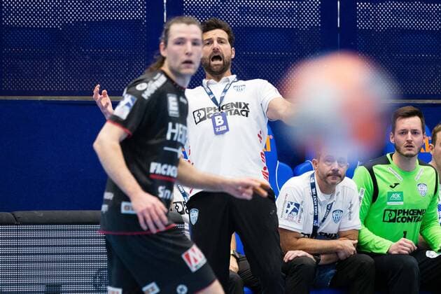 Florian Kehrmann (Trainer TBV Lemgo Lippe), Johannes Sellin (HC Erlangen 15)(vorne) GER, Handball, 1. Bundesliga, TBV Lemgo Lippe gegen HC Erlangen, 28.11.2020 Lemgo Copyright: xStrohdiekx Eibner-Pressefotox EP_jsk