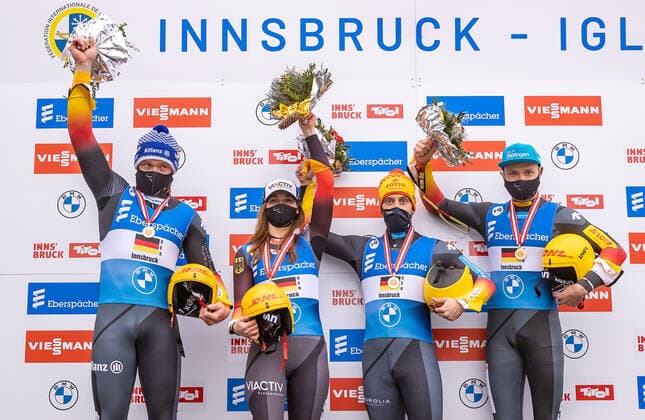 29.11.2020, Olympia Eiskanal, Innsbruck, AUT, Viessmann Rennrodel Weltcup, Igls, Team-Staffel Bewerb, Siegerehrung, im Bild Julia Taubitz, Felix Loch, Toni Eggert und Sascha Benecken (GER, 1. Platz) winning team Germany with Julia Taubitz Felix Loch Toni Eggert andSascha Benecken during the winner ceremony for the Team Relay Competition of Viessmann World Cup at the Olympia Eiskanal in Innsbruck, Austria on 2020 11 29.