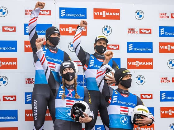 29.11.2020, Olympia Eiskanal, Innsbruck, AUT, Viessmann Rennrodel Weltcup, Igls, Team-Staffel Bewerb, Siegerehrung, im Bild Team Österreich mit Madeleine Egle, Jonas Mueller, Thomas Steu und Lorenz Koller (AUT, 3. Platz) Team Austria with Madeleine Egle Jonas Mueller Thomas Steu andLorenz Koller during the winner ceremony for the Team Relay Competition of Viessmann World Cup at the Olympia Eiskanal in Innsbruck, Austria on 2020 11 29.
