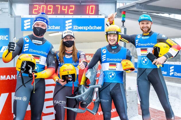 29.11.2020, Olympia Eiskanal, Innsbruck, AUT, Viessmann Rennrodel Weltcup, Igls, Team-Staffel Bewerb, im Bild Julia Taubitz, Felix Loch, Toni Eggert und Sascha Benecken (GER, 1. Platz) winning team Germany with Julia Taubitz Felix Loch Toni Eggert andSascha Benecken reacts after the Team Relay Competition of Viessmann World Cup at the Olympia Eiskanal in Innsbruck, Austria on 2020 11 29.