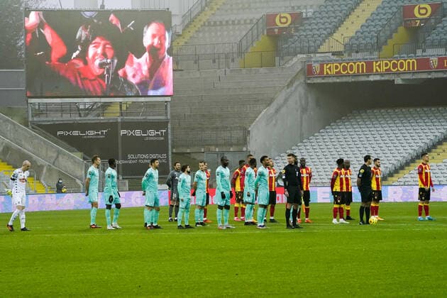 ENTREE DES JOUEURS - HOMMAGE A DIEGO MARADONA - FAIR PLAY - EQUIPE DE FOOTBALL D ANGERS - EQUIPE DE FOOTBALL DE LENS FOOTBALL : Lens vs Angers - Ligue 1 Uber Eats - 29 11 2020 FEP Panoramic 