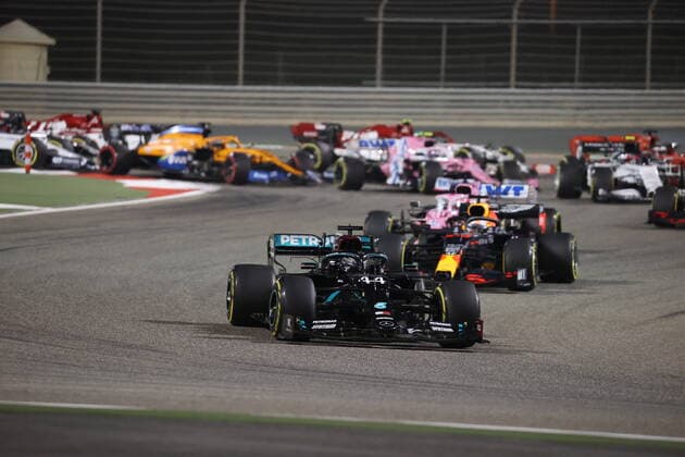 Motorsports: FIA Formula One World Championship, WM, Weltmeisterschaft 2020, Grand Prix of Bahrain, Start, 44 Lewis Hamilton (GBR, Mercedes-AMG Petronas Formula One Team), 33 Max Verstappen (NLD, Aston Martin Red Bull Racing), Sakhir Bahrain
