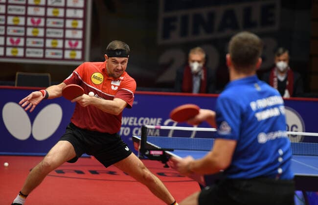 Tischtennis Bundesliga: Borussia Düsseldorf - 1. FC Saarbrücken TT 29.11.2020. Timo Boll (Bor. Düsseldorf) Aktion im Spiel gegen Patrick Franziska.