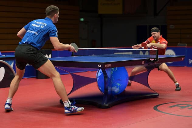 TTBL 9. Spieltag Borussia Düsseldorf - 1. FC Saarbrücken TT am 29.11.2020 im ARAG CenterCourt in Düsseldorf Timo Boll ( Düsseldorf ), rechts und Patrick Franziska ( Saarbrücken ), links