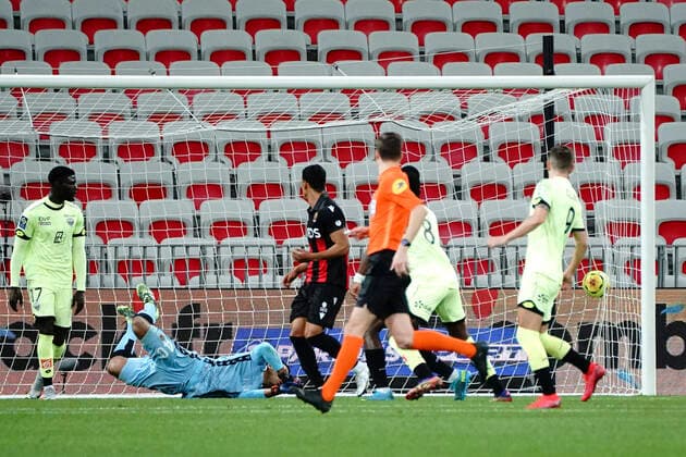 But Dijon - Walter Benitez (OGC Nice) FOOTBALL : OGC Nice vs Dijon FCO - Ligue 1 Uber Eats - Nice - 29 11 2020 NorbertScanella PanoramiC 