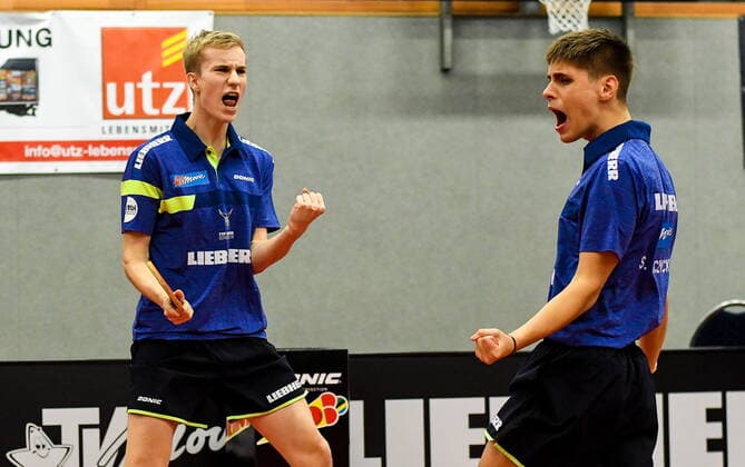 GER, TTBL, TTF Lieberherr Ochsenhausen vs ASV Grünwettersbach Gruenwettersbach 29.11.2020, Dr. Hans Liebherr Halle, Ochsenhausen, GER, TTBL, TTF Lieberherr Ochsenhausen vs ASV Grünwettersbach Gruenwettersbach, im Bild Jubelposen nach Punktgewinn, Samuel Kulczycki (Ochsenhausen), Maciej Kubik (Ochsenhausen), Emotion