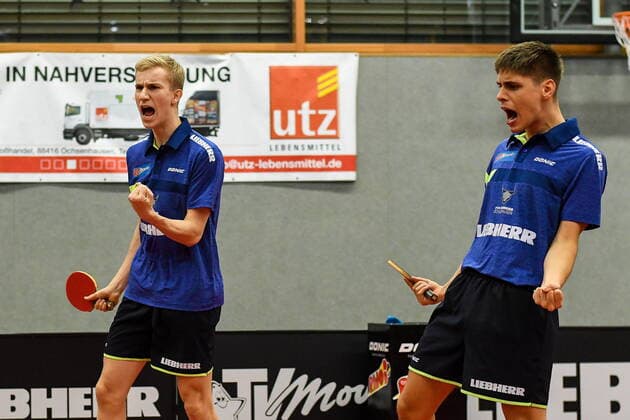 GER, TTBL, TTF Lieberherr Ochsenhausen vs ASV Grünwettersbach Gruenwettersbach 29.11.2020, Dr. Hans Liebherr Halle, Ochsenhausen, GER, TTBL, TTF Lieberherr Ochsenhausen vs ASV Grünwettersbach Gruenwettersbach, im Bild Jubelposen nach Punktgewinn, Samuel Kulczycki (Ochsenhausen), Maciej Kubik (Ochsenhausen), Emotion