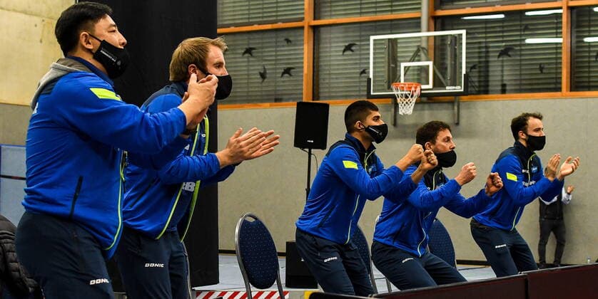 GER, TTBL, TTF Lieberherr Ochsenhausen vs ASV Grünwettersbach Gruenwettersbach 29.11.2020, Dr. Hans Liebherr Halle, Ochsenhausen, GER, TTBL, TTF Lieberherr Ochsenhausen vs ASV Grünwettersbach Gruenwettersbach, im Bild Spielerbank feuert das Doppel an, links Yong Fu (Ochsenhausen), ganz rechts Simon Gauzy (Ochsenhausen)