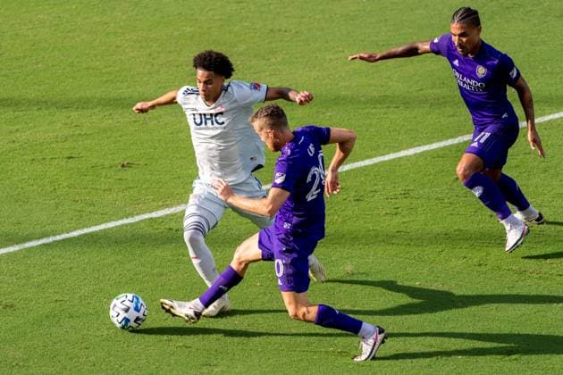 ORLANDO, USA, NOV 28TH Midfielder Oriol Rosell ( 20 Orlando City) goes for a pass in the Major League Soccer Playoff match between Orlando City and New England at Exploria Stadium in Orlando *NO COMMERCIAL USAGE Stacy White SPP Orlando City v New England 