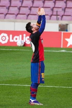 Bilder des Jahres 2020, Sport 11 November Sport Themen der Woche KW48 (201130) -- BARCELONA, Nov. 30, 2020 -- Barcelona s Lionel Messi celebrates his goal and pays tribute to Diego Maradona during a Spanish league football match between FC Barcelona, Barca and CA Osasuna in Barcelona, Spain, Nov. 29, 2020. (SP)SPAIN-BARCELONA-FOOTBALL-SPANISH LEAGUE-FC BARCELONA VS CA OSASUNA MengxDingbo 