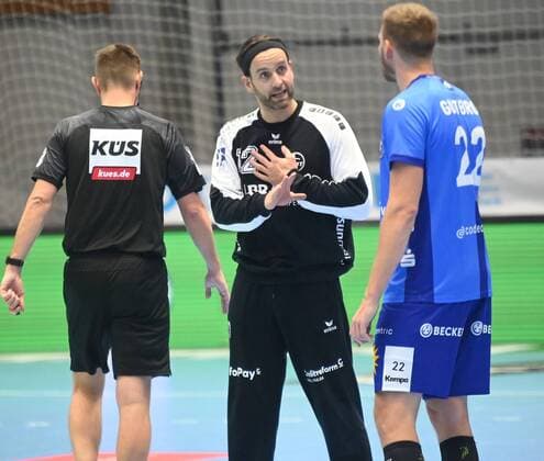 29.11.2020 xkhx Kassel, Rothenbach-Halle Handball-Bundesliga Saison 2019 2020 MT Melsungen gegen Bergischer HC Torwart Silvio Heinevetter (12, MT Mesungen) in Diskussion mit Fabian Gutbrod (Bergischer HC)