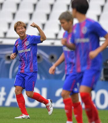 (201130) -- DOHA, Nov. 30, 2020 -- Kensuke Nagai (L) of FC Tokyo celebrates scoring during a Group F football match of the AFC Champions League between FC Tokyo and Ulsan Hyundai FC in Doha, Qatar, Nov. 30, 2020. (Photo by Nikku Xinhua) (SP)QATAR-DOHA-FOOTBALL-AFC CHAMPIONS LEAGUE yangyuanyong 