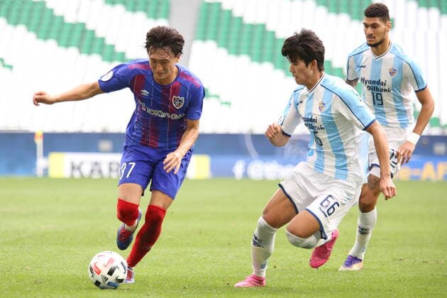 DOHA, QATAR - NOVEMBER 30: Hotaka Nakamura of FC Tokyo and Young-woo Seol of Ulsan Hyundai during the AFC Champions League Group F match between FC Tokyo and Ulsan Hyundai at the Education City Stadium on November 30, 2020 in Doha, Qatar. (Photo by Colin McPhedran) SPO, SOC, FOC  Copyright: xColinxMcPhedran