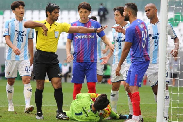 DOHA, QATAR - NOVEMBER 30: Match referee Khamis Al Marri books Joan Oumari of FC Tokyo after he fouls Su-huk Jo of Ulsan Hyundai during the AFC Champions League Group F match between FC Tokyo and Ulsan Hyundai at the Education City Stadium on November 30, 2020 in Doha, Qatar. (Photo by Colin McPhedran) SPO, SOC, FOC  Copyright: xColinxMcPhedran