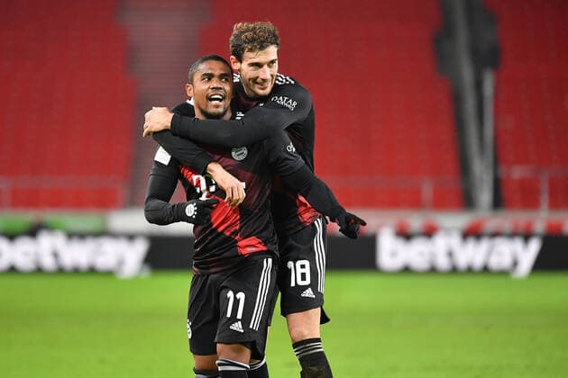 Torjubel Douglas COSTA (Bayern Muenchen) nach Tor zum 1-3 mit Leon GORETZKA (Bayern Muenchen,re), Jubel,Freude,Begeisterung, Aktion, Fussball 1. Bundesliga Saison 2020 2021, 9.Spieltag, Spieltag09, VfB Stuttgart - FC Bayern Muenchen 1-3 am 28.11.2020 in der Mercedes-Benz-Arena Stuttgart. DFL REGULATIONS PROHIBIT ANY USE OF PHOTOGRAPHS AS IMAGE SEQUENCES AND OR QUASI-VIDEO.EDITORIAL USE ONLY. Nur fuer journalistische Zwecke!