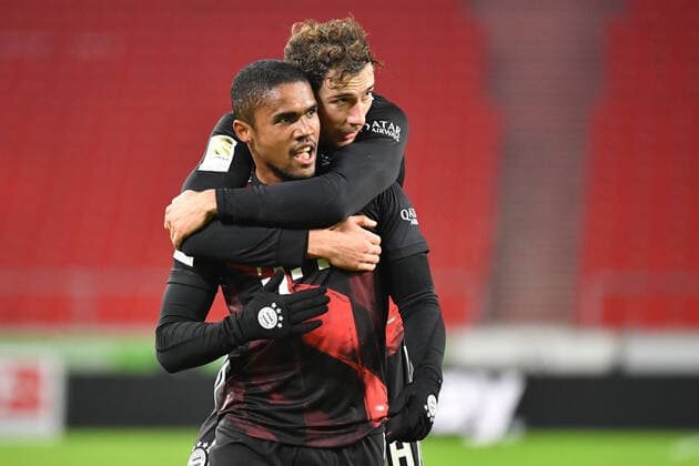 Torjubel Douglas COSTA (Bayern Muenchen) nach Tor zum 1-3 mit Leon GORETZKA (Bayern Muenchen,re), Jubel,Freude,Begeisterung,Aktion. Fussball 1. Bundesliga Saison 2020 2021, 9.Spieltag, Spieltag09, VfB Stuttgart - FC Bayern Muenchen 1-3 am 28.11.2020 in der Mercedes-Benz-Arena Stuttgart. DFL REGULATIONS PROHIBIT ANY USE OF PHOTOGRAPHS AS IMAGE SEQUENCES AND OR QUASI-VIDEO.EDITORIAL USE ONLY. Nur fuer journalistische Zwecke!