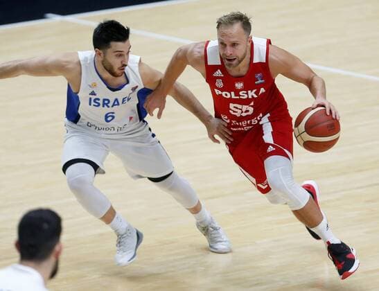Israel s guard Tamir Blatt (L) defends Poland s guard Lukasz Koszarek (R) during the 2022 Eurobasket qualifying game between Israel and Poland in Valencia, eastern Spain, 30 November 2020. Israel - Poland !ACHTUNG: NUR REDAKTIONELLE NUTZUNG!  Copyright: xMiguelxÁngelxPolox GRAF7893 20201130-637423570087693634