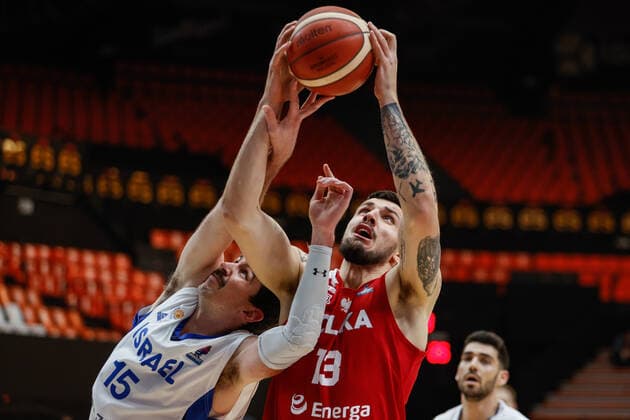 Walencja, 30.11.2020 KOSZYKOWKA KADRA REPREZENTACJA POLSKI MECZ Polska - Izrael POLISH national team, Nationalteam BASKETBALL POLAND GAME Polska - Izrael NZ Jake Cohen , Dominik Olejniczak , FOT. WOJCIECH FIGURSKI 058sport.pl NEWSPIX.PL --- Newspix.pl  20201130_125__IG_8864
