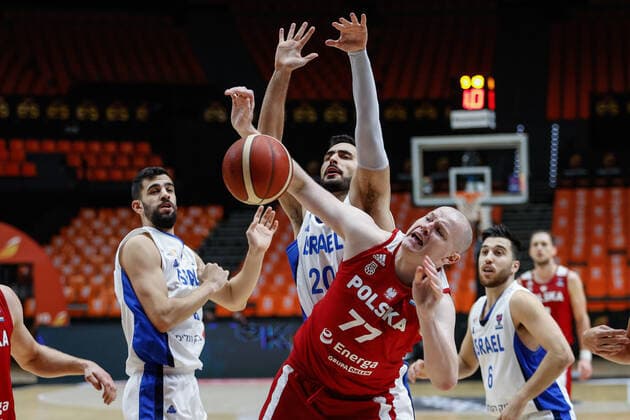 Walencja, 30.11.2020 KOSZYKOWKA KADRA REPREZENTACJA POLSKI MECZ Polska - Izrael POLISH national team, Nationalteam BASKETBALL POLAND GAME Polska - Izrael NZ Guy Pnini , Damian Kulig , Tomer Ginat , FOT. WOJCIECH FIGURSKI 058sport.pl NEWSPIX.PL --- Newspix.pl  20201130_205__IG_9279