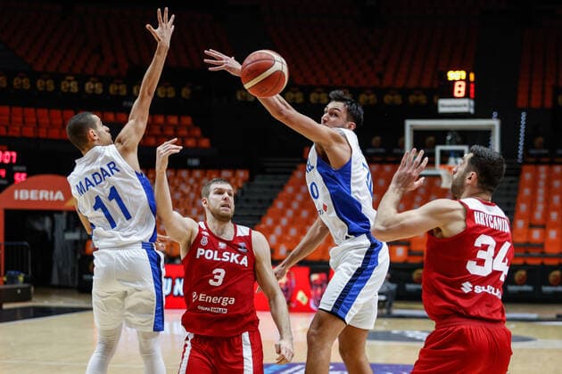 Walencja, 30.11.2020 KOSZYKOWKA KADRA REPREZENTACJA POLSKI MECZ Polska - Izrael POLISH national team, Nationalteam BASKETBALL POLAND GAME Polska - Izrael NZ Michal Sokolowski , Nimrod Levi , Adam Hrycaniuk , FOT. WOJCIECH FIGURSKI 058sport.pl NEWSPIX.PL --- Newspix.pl  20201130_226__IG_9580
