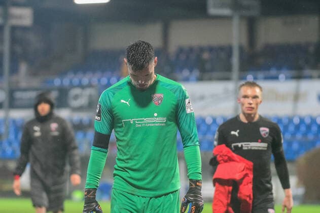 Bilder des Jahres 2020, Sport 11 November Sport Bilder des Tages Fabijan Buntic (FC Ingolstadt 24) mit gesenktem Haupt nach dem Spiel DFB regulations prohibit any use of photographs as image sequences and or quasi-video, GER, Fussball, 3. Liga, SV Meppen - FC Ingolstadt, 30.11.2020, Haensch Arena Meppen *** Fabijan Buntic FC Ingolstadt 24 with lowered head after the match DFB regulations prohibit any use of photographs as image sequences and or quasi video, GER, Fussball, 3 Liga, SV Meppen FC Ingolstadt, 30 11 2020, Haensch Arena Meppen Copyright: xEibner-Pressefotox EP_EER