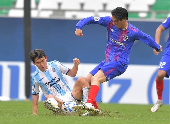 (201201) -- DOHA, Dec. 1, 2020 -- Yojiro Takahagi (R) of FC Tokyo vies for the ball with Bit-Garam Yoon of Ulsan Hyundai FC during the Group F football match of the AFC Champions League between FC Tokyo and Ulsan Hyundai FC in Doha, Qatar, Nov. 30, 2020. (Photo by Xinhua) (SP)QATAR-DOHA-FOOTBALL-AFC CHAMPIONS LEAGUE Nikku 