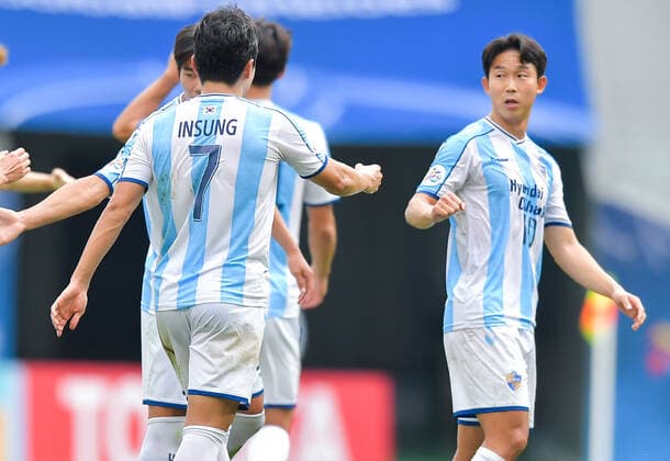 (201201) -- DOHA, Dec. 1, 2020 -- Yun Bit-Garam (R) of Ulsan Hyundai FC celebrates with teammates after scoring during the Group F football match of the AFC Champions League between FC Tokyo and Ulsan Hyundai FC in Doha, Qatar, Nov. 30, 2020. (Photo by Xinhua) (SP)QATAR-DOHA-FOOTBALL-AFC CHAMPIONS LEAGUE Nikku 