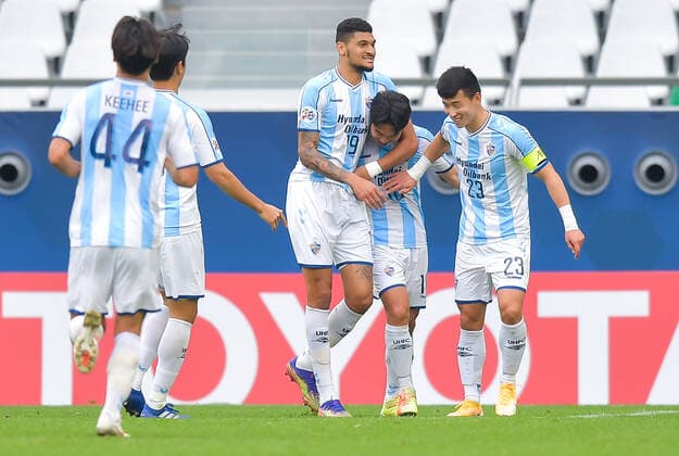 (201201) -- DOHA, Dec. 1, 2020 -- Yun Bit-Garam (2nd R) of Ulsan Hyundai FC celebrates with teammates after scoring during the Group F football match of the AFC Champions League between FC Tokyo and Ulsan Hyundai FC in Doha, Qatar, Nov. 30, 2020. (Photo by Xinhua) (SP)QATAR-DOHA-FOOTBALL-AFC CHAMPIONS LEAGUE Nikku 