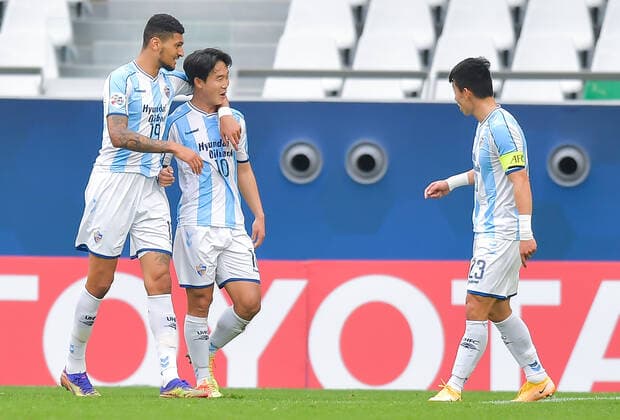 (201201) -- DOHA, Dec. 1, 2020 -- Yun Bit-Garam (C) of Ulsan Hyundai FC celebrates with teammates after scoring during the Group F football match of the AFC Champions League between FC Tokyo and Ulsan Hyundai FC in Doha, Qatar, Nov. 30, 2020. (Photo by Xinhua) (SP)QATAR-DOHA-FOOTBALL-AFC CHAMPIONS LEAGUE Nikku 
