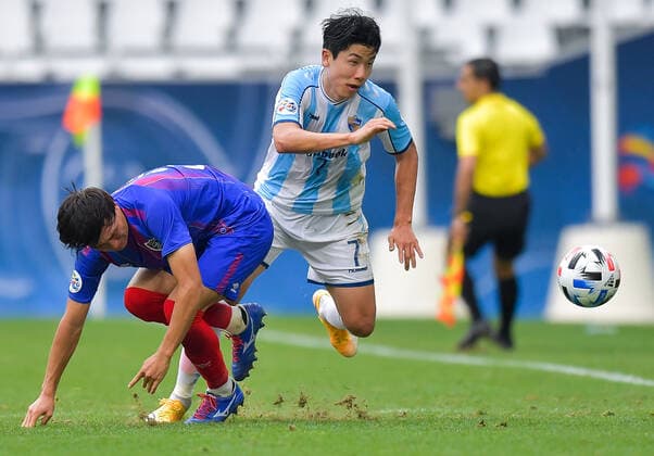 (201201) -- DOHA, Dec. 1, 2020 -- Hotaka Nakamura (L) of FC Tokyo vies for the ball with Kim In-Sung of Ulsan Hyundai FC during the Group F football match of the AFC Champions League between FC Tokyo and Ulsan Hyundai FC in Doha, Qatar, Nov. 30, 2020. (Photo by Xinhua) (SP)QATAR-DOHA-FOOTBALL-AFC CHAMPIONS LEAGUE Nikku 